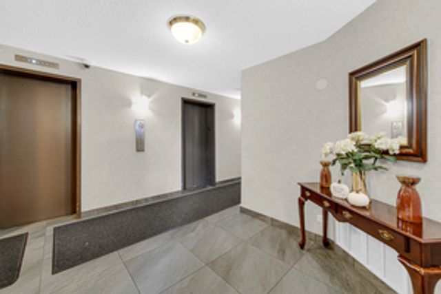 625 W Huntington Commons Road 208, Mount Prospect, IL 60056