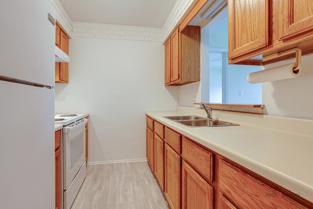625 W Huntington Commons Road 208, Mount Prospect, IL 60056