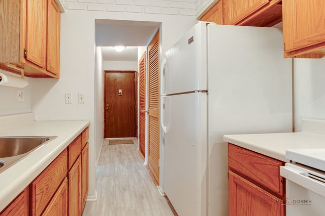 625 W Huntington Commons Road 208, Mount Prospect, IL 60056