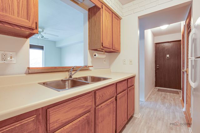 625 W Huntington Commons Road 208, Mount Prospect, IL 60056