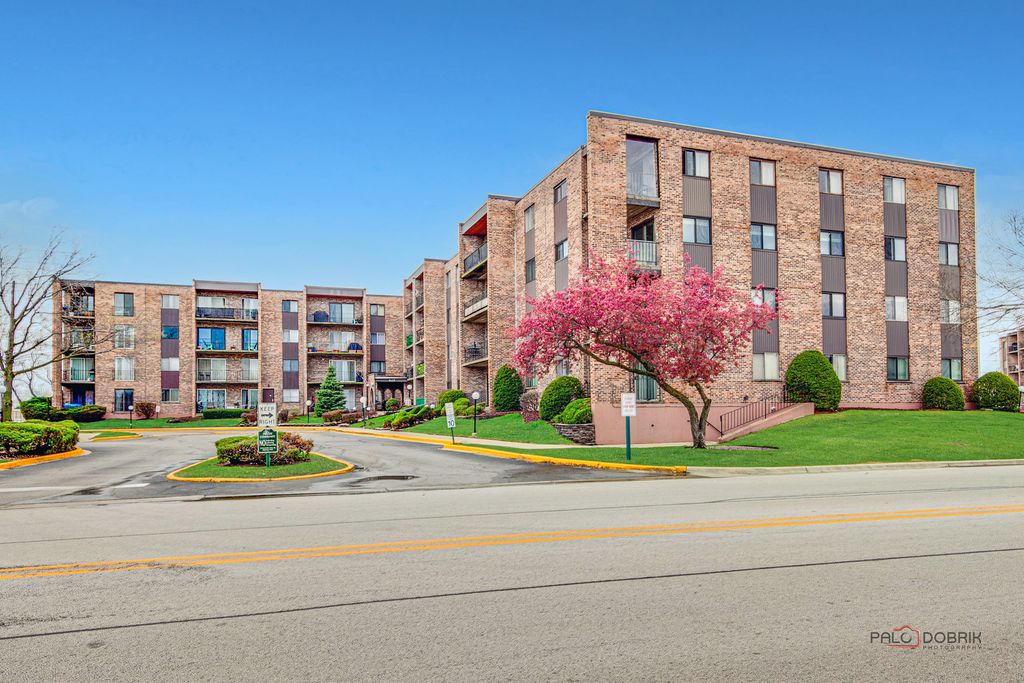 625 W Huntington Commons Road 208, Mount Prospect, IL 60056