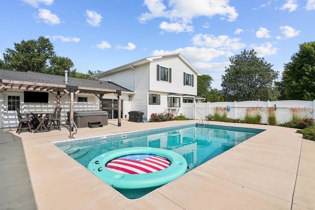 3609 Kingswood Place, Waterloo, IA 50701