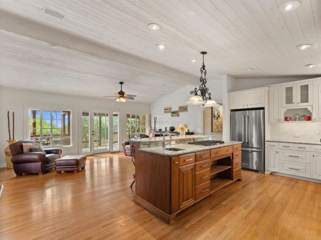 890 Passiflora Avenue, Encinitas, CA 92024