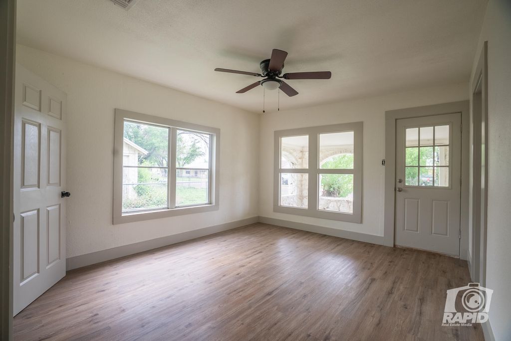 Image 10 of property listing at 410 W 40th Street, San Angelo, TX 76903