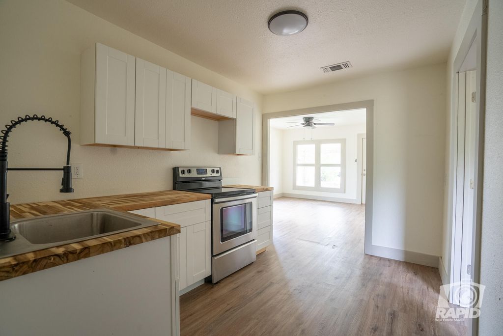 Image 14 of property listing at 410 W 40th Street, San Angelo, TX 76903