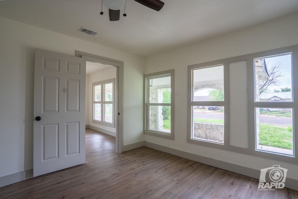 Image 16 of property listing at 410 W 40th Street, San Angelo, TX 76903