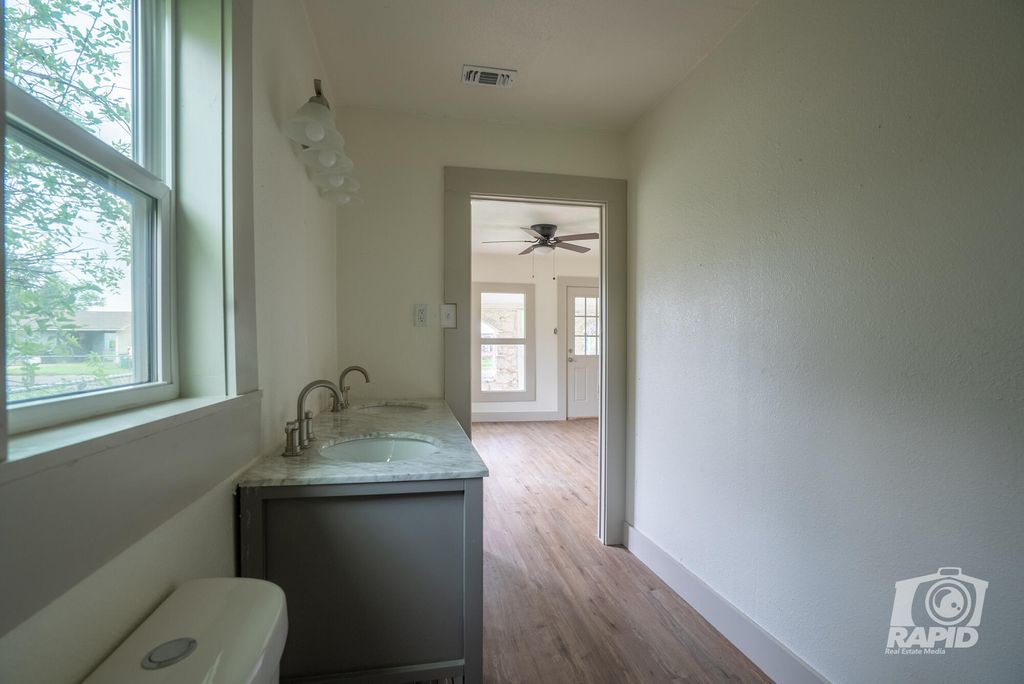 Image 18 of property listing at 410 W 40th Street, San Angelo, TX 76903