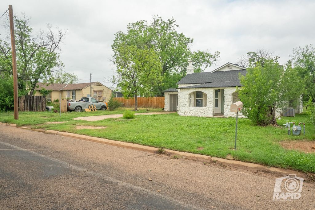 Image 3 of property listing at 410 W 40th Street, San Angelo, TX 76903