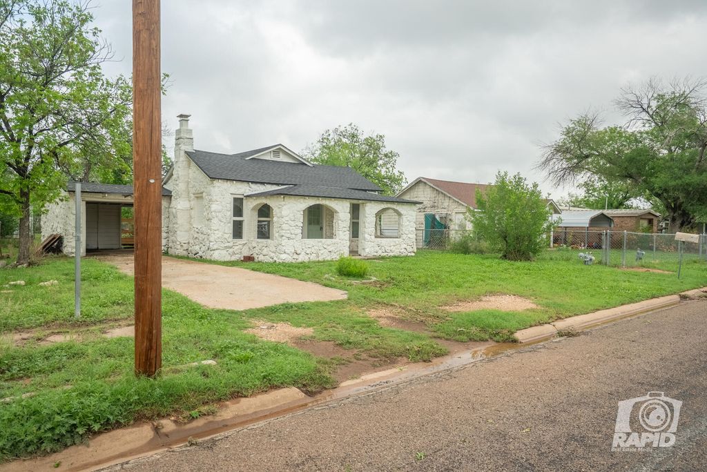 Image 4 of property listing at 410 W 40th Street, San Angelo, TX 76903