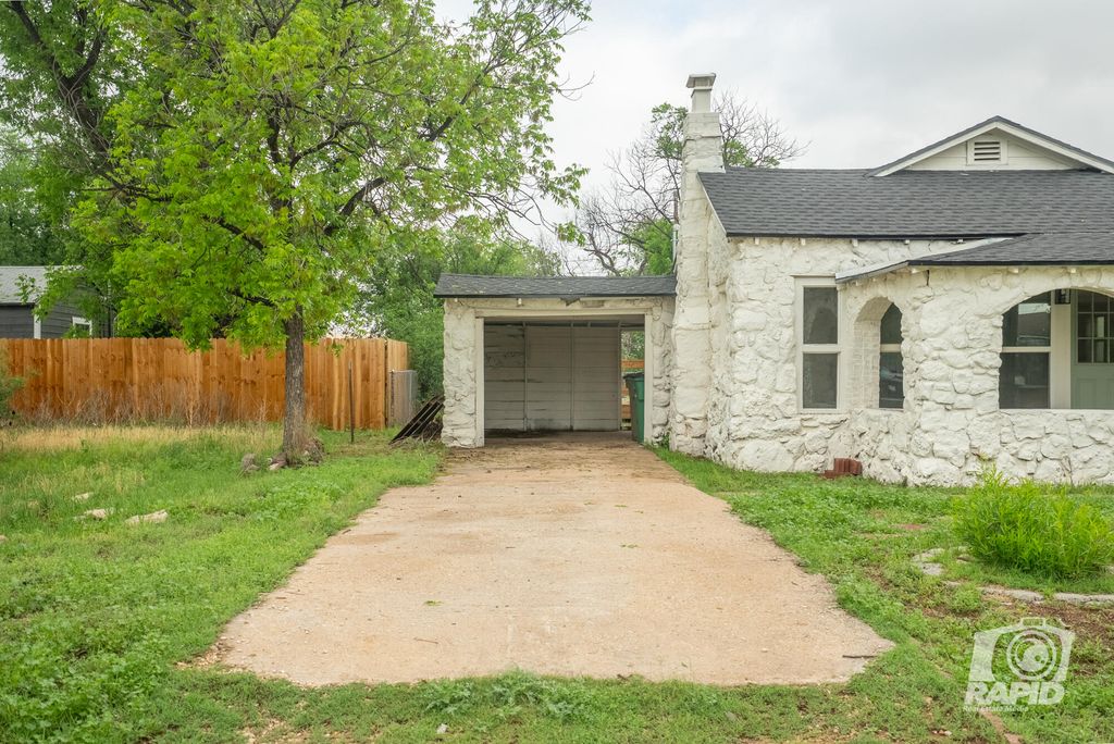 Image 5 of property listing at 410 W 40th Street, San Angelo, TX 76903