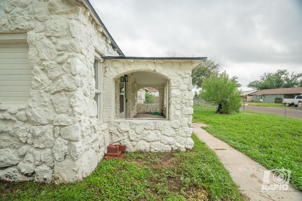 Image 7 of property listing at 410 W 40th Street, San Angelo, TX 76903