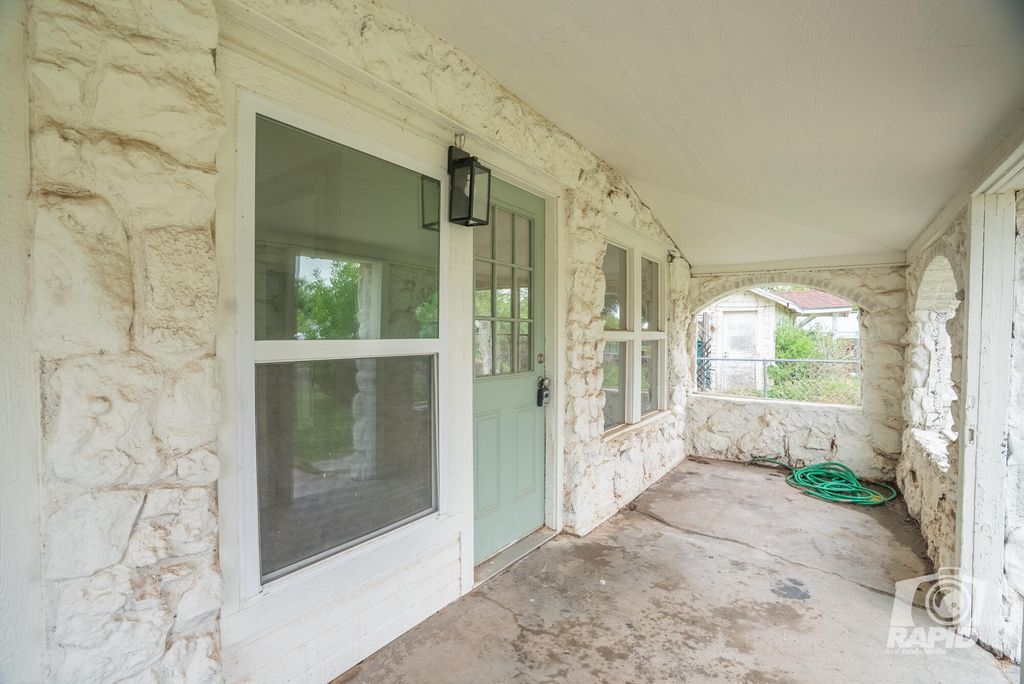 Image 8 of property listing at 410 W 40th Street, San Angelo, TX 76903