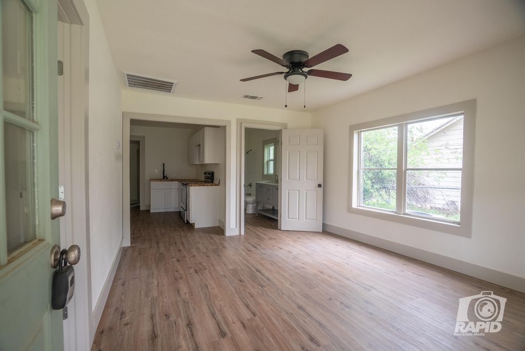 Image 9 of property listing at 410 W 40th Street, San Angelo, TX 76903