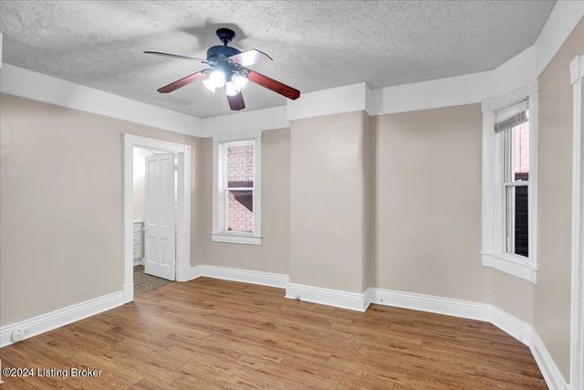 1802 Deerwood Ave B, Louisville, KY 40205