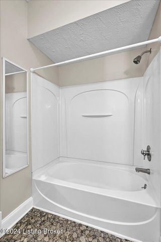 1802 Deerwood Ave B, Louisville, KY 40205