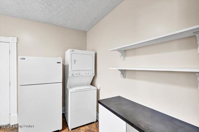 1802 Deerwood Ave B, Louisville, KY 40205