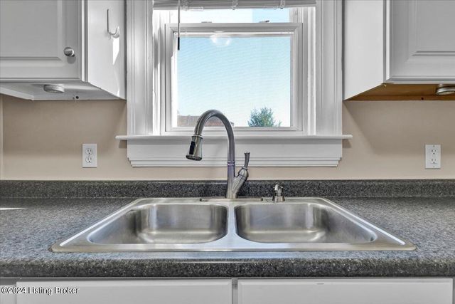 1802 Deerwood Ave B, Louisville, KY 40205