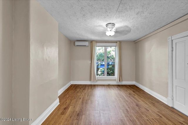 1802 Deerwood Ave B, Louisville, KY 40205