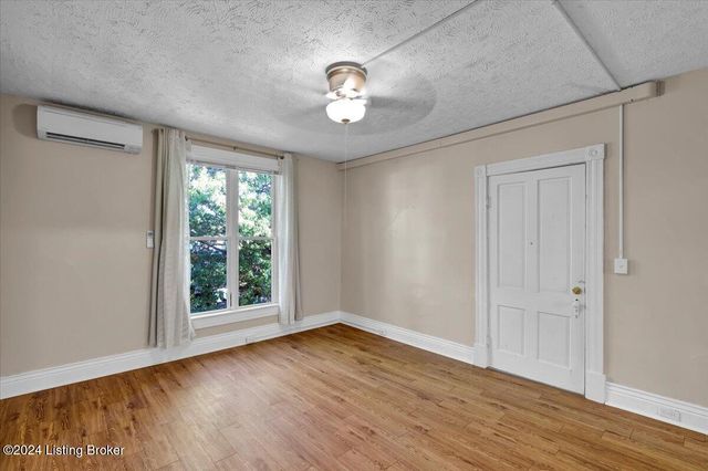 1802 Deerwood Ave B, Louisville, KY 40205