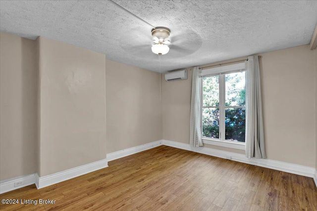 1802 Deerwood Ave B, Louisville, KY 40205