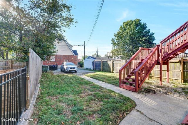 1802 Deerwood Ave B, Louisville, KY 40205