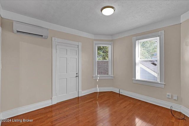 1802 Deerwood Ave B, Louisville, KY 40205