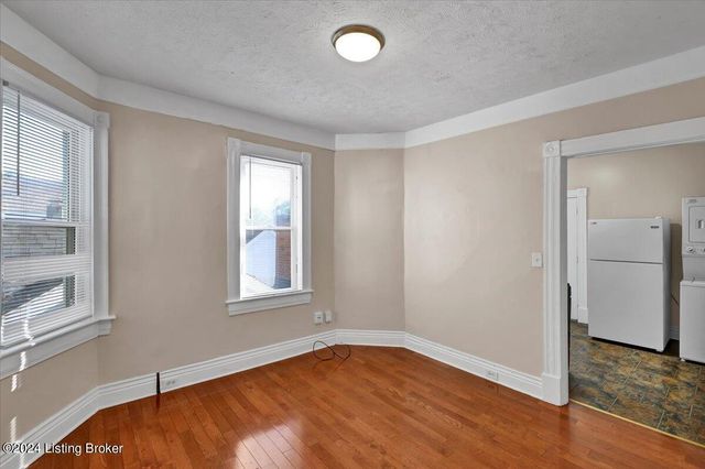 1802 Deerwood Ave B, Louisville, KY 40205