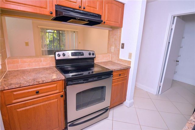 2313 N CONGRESS Avenue 12, Boynton Beach, FL 33426