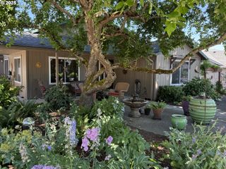 210 S 2ND St, Carlton, OR 97111