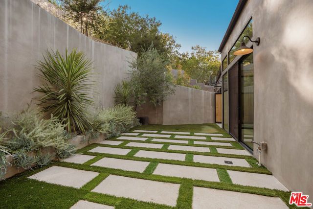 3949 N Glenalbyn Drive, Los Angeles, CA 90065