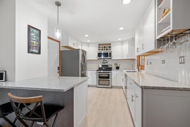 956 Bryn Mawr Avenue, Bartlett, IL 60103