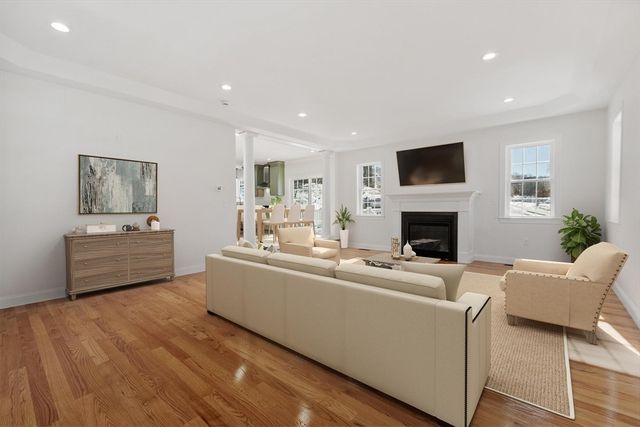 2 Clover Glen Circle, Shrewsbury, MA 01545