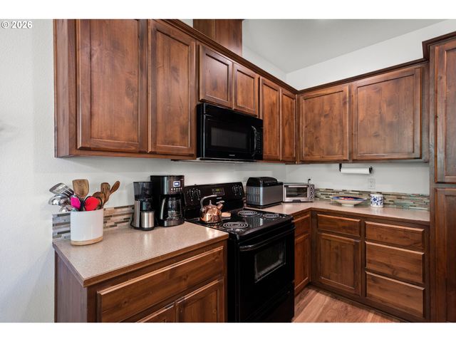 124 W JOHANNA Ct, Newberg, OR 97132