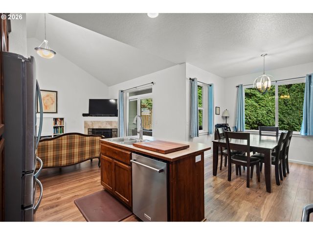 124 W JOHANNA Ct, Newberg, OR 97132