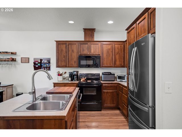 124 W JOHANNA Ct, Newberg, OR 97132