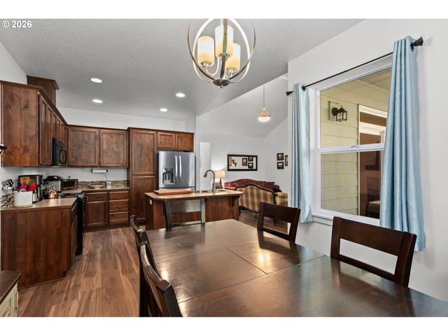 124 W JOHANNA Ct, Newberg, OR 97132