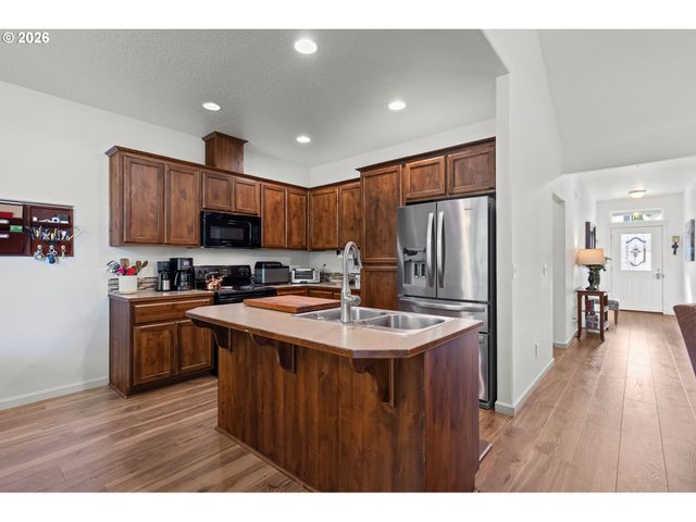 124 W JOHANNA Ct, Newberg, OR 97132