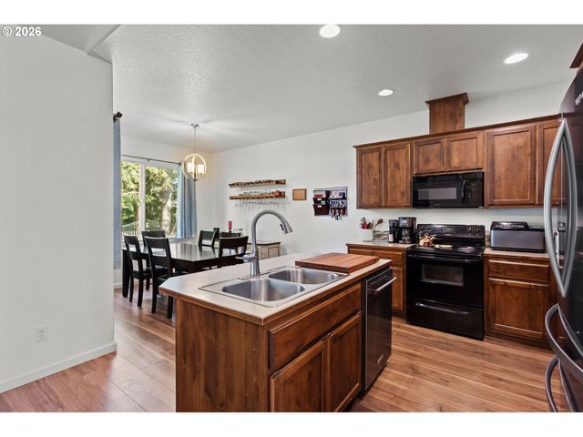 124 W JOHANNA Ct, Newberg, OR 97132