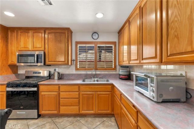 14933 Merrill Avenue, Fontana, CA 92335