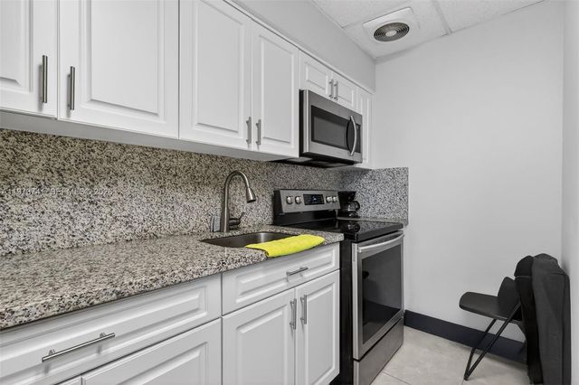 3140 S Ocean Dr PH4, Hallandale Beach, FL 33009