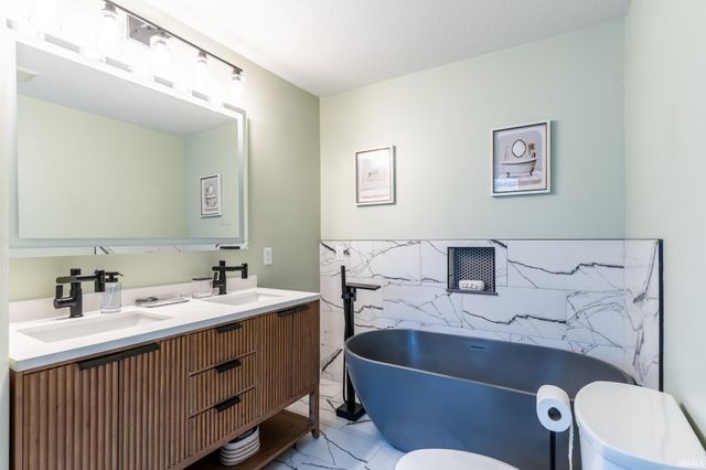 7517 Greymoor Drive, Fort Wayne, IN 46815