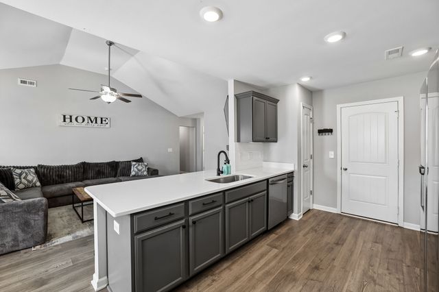 1041 Hickoryridge Dr, Murfreesboro, TN 37129