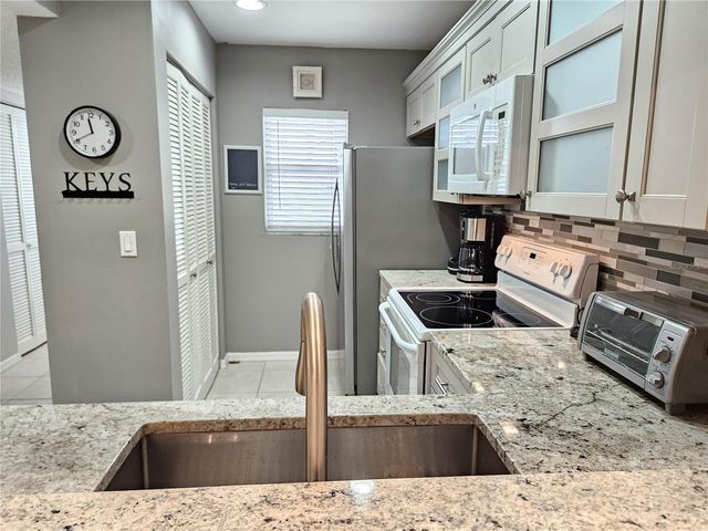 435 CERROMAR LANE 329, Venice, FL 34293