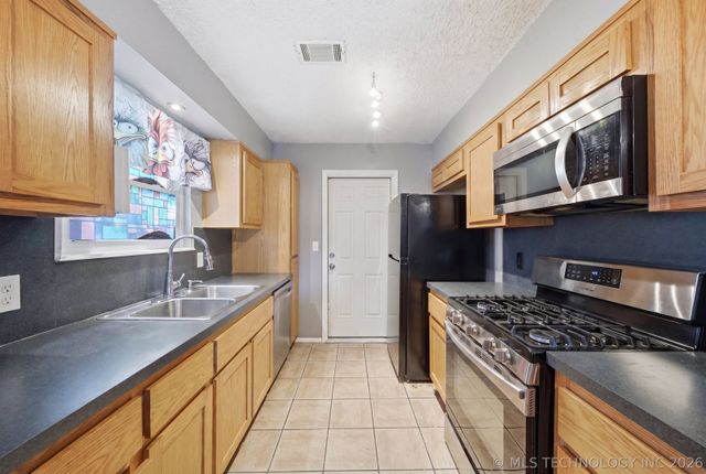 28654 E 138th Street S, Coweta, OK 74429
