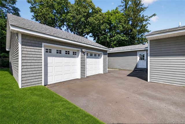 31 Rosemary Place, East Islip, NY 11730