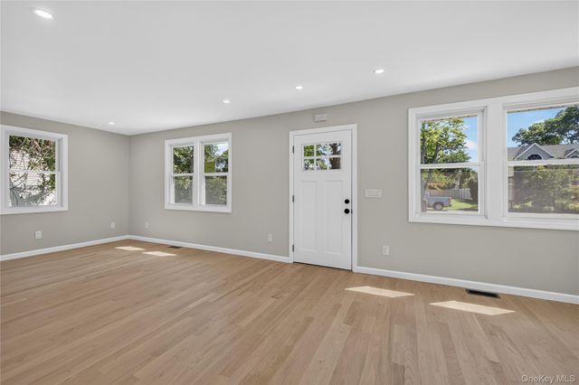31 Rosemary Place, East Islip, NY 11730