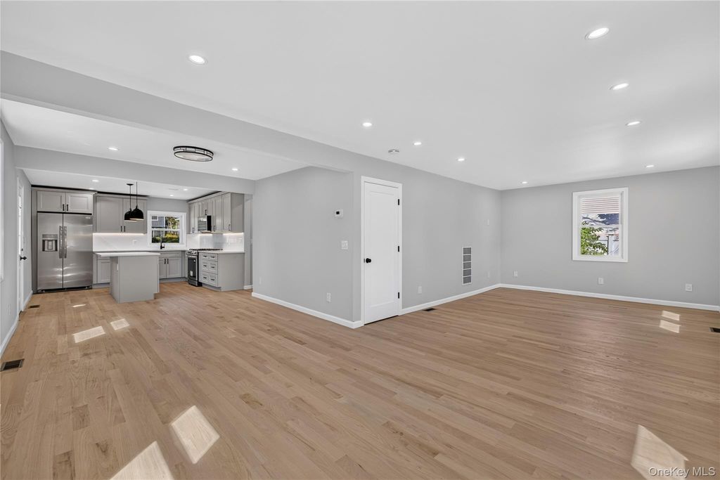 31 Rosemary Place, East Islip, NY 11730 — photo 4