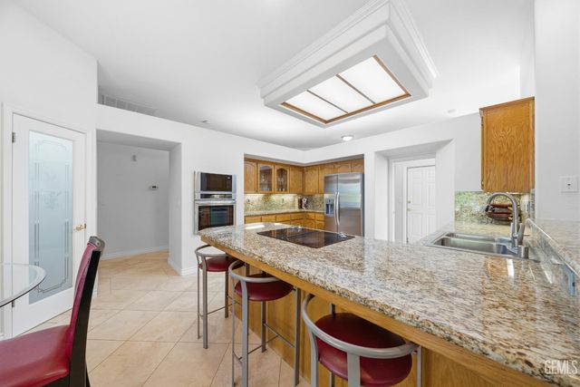 1009 Wealdshire Court, Bakersfield, CA 93311