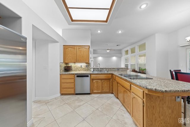 1009 Wealdshire Court, Bakersfield, CA 93311