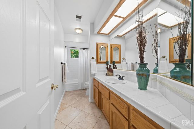 1009 Wealdshire Court, Bakersfield, CA 93311